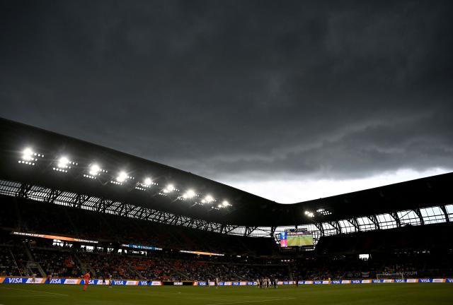 Pachuca's players and FC Salzburg's players leave the field after a weather delay in the FIFA Club World Cup 2025 Group H football match between Mexico's Pachuca and Austria's FC Salzburg at the TQL stadium in Cincinnati on June 18, 2025. (Photo by Paul ELLIS / AFP)