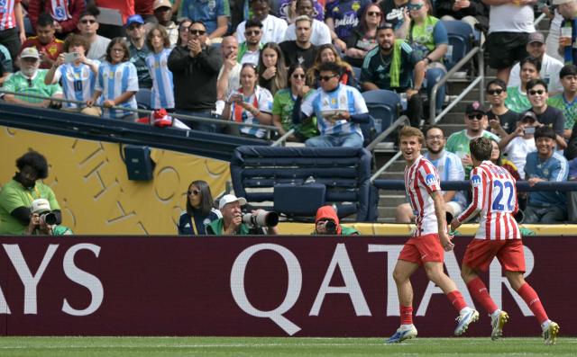 Atletico Madrid's Spanish midfielder #08 Pablo Barrios (2nd-R) celebrates with teammate Argentine forward #22 Giuliano Simeone after scoring his team's third goal during the FIFA Club World Cup 2025 Group B football match between US Seattle Sounders and Spain's Atletico de Madrid at the Lumen Field stadium in Seattle on June 19, 2025. (Photo by JUAN MABROMATA / AFP)