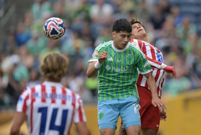 Seattle Sounders' Mexican midfielder #18 Obed Vargas and Atletico Madrid's Argentine forward #22 Giuliano Simeonefight for the ball during the FIFA Club World Cup 2025 Group B football match between US Seattle Sounders and Spain's Atletico de Madrid at the Lumen Field stadium in Seattle on June 19, 2025. (Photo by JUAN MABROMATA / AFP)