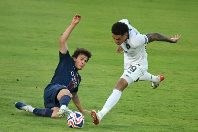 Paris Saint-Germain's Portuguese midfielder #87 Joao Neves and Botafogo's Brazilian forward #99 Igor Jesus fight for the ball during the FIFA Club World Cup 2025 Group B football match between France's Paris Saint-Germain and Brazil's Botafogo at the Rose Bowl stadium in Los Angeles on June 19, 2025. (Photo by Patrick T. Fallon / AFP)