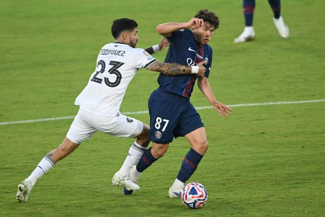 Botafogo's Uruguayan midfielder #23 Santiago Rodriguez and Paris Saint-Germain's Portuguese midfielder #87 Joao Neves fight for the ball during the FIFA Club World Cup 2025 Group B football match between France's Paris Saint-Germain and Brazil's Botafogo at the Rose Bowl stadium in Los Angeles on June 19, 2025. (Photo by Patrick T. Fallon / AFP)