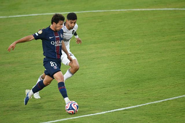 Botafogo's Uruguayan midfielder #23 Santiago Rodriguez (R) and Paris Saint-Germain's Portuguese midfielder #87 Joao Neves fight for the ball during the FIFA Club World Cup 2025 Group B football match between France's Paris Saint-Germain and Brazil's Botafogo at the Rose Bowl stadium in Los Angeles on June 19, 2025. (Photo by Patrick T. Fallon / AFP)
