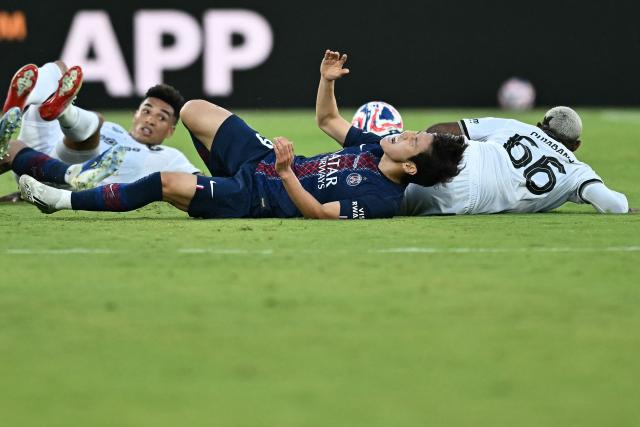 Paris Saint-Germain's South Korean midfielder #19 Kang-in Lee, Botafogo's Brazilian forward #99 Igor Jesus and Brazilian defender #66 Cuiabano fight for the ball during the FIFA Club World Cup 2025 Group B football match between France's Paris Saint-Germain and Brazil's Botafogo at the Rose Bowl stadium in Los Angeles on June 19, 2025. (Photo by YURI CORTEZ / AFP)