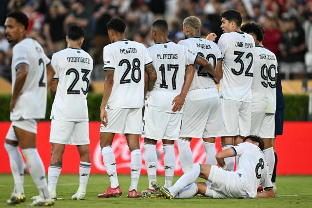 Botafogo players form a wall to defend a free kick during the FIFA Club World Cup 2025 Group B football match between France's Paris Saint-Germain and Brazil's Botafogo at the Rose Bowl stadium in Los Angeles on June 19, 2025. (Photo by YURI CORTEZ / AFP)
