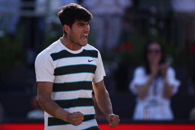 Spain's Carlos Alcaraz celebrates winning against France's Arthur Rinderknech during their men's singles quarter final tennis match at the HSBC ATP tennis Championships at Queen's Club in west London on June 20, 2025. (Photo by HENRY NICHOLLS / AFP)