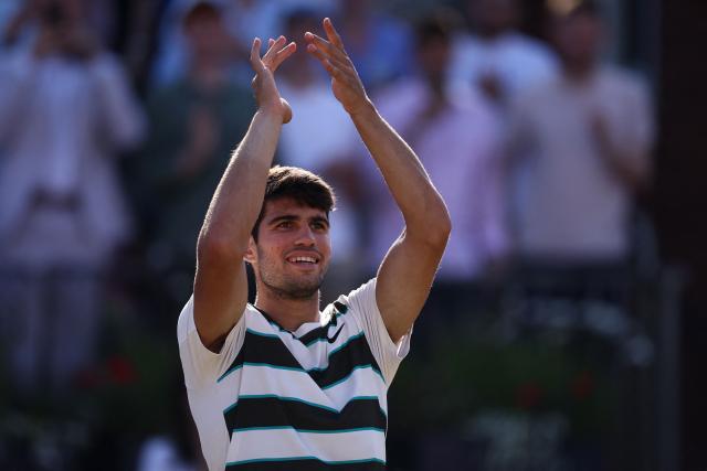 Spain's Carlos Alcaraz celebrates winning against France's Arthur Rinderknech during their men's singles quarter final tennis match at the HSBC ATP tennis Championships at Queen's Club in west London on June 20, 2025. (Photo by HENRY NICHOLLS / AFP)