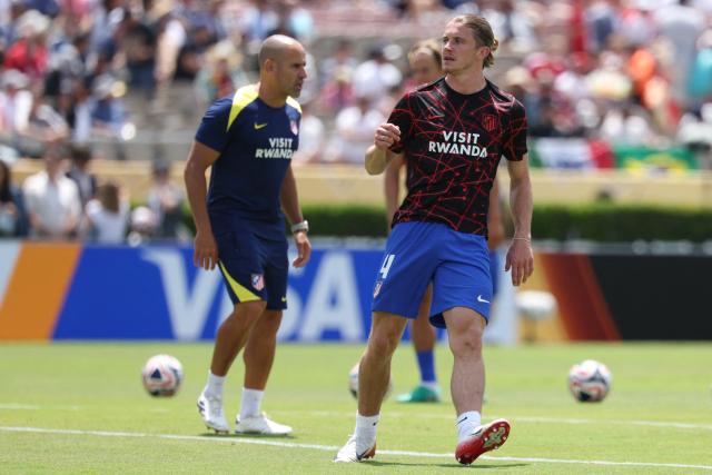 Atletico Madrid's English midfielder #04 Conor Gallagher gestures during the warmup ahead of the FIFA Club World Cup 2025 Group B football match between Spain's Atletico de Madrid and Brazil's Botafogo at the Rose Bowl stadium in Los Angeles on June 23, 2025. (Photo by Patrick T. Fallon / AFP)