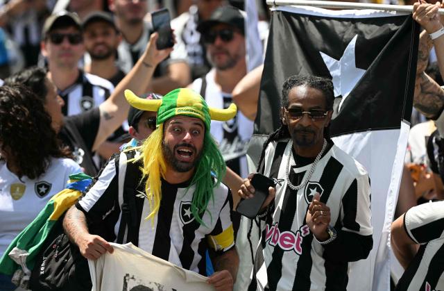 Botafogo fans cheer ahead of the FIFA Club World Cup 2025 Group B football match between Spain's Atletico de Madrid and Brazil's Botafogo at the Rose Bowl stadium in Los Angeles on June 23, 2025. (Photo by YURI CORTEZ / AFP)