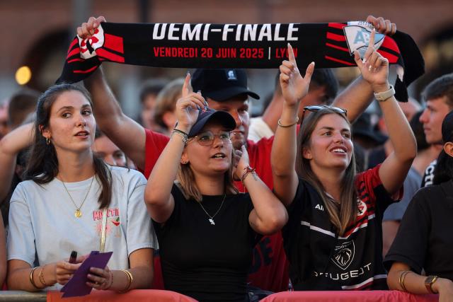 Stade Toulousain supporters cheer on their team in a fan zone before the French Top 14 rugby union final match between Stade Toulousain and Union Bordeaux Begles at the Place du Capitole in Toulouse on June 28, 2025. (Photo by Valentine CHAPUIS / AFP)