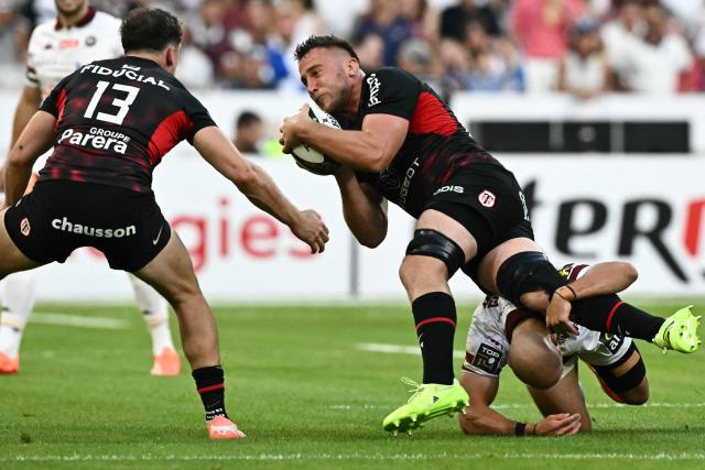 Toulouse's French flanker Anthony Jelonch (C) is tackled during the French Top 14 rugby union final match between the Stade Toulousain (Toulouse) and Union Bordeaux-Begles (UBB) at the Stade de France stadium in Saint-Denis, north of Paris, on June 28, 2025. (Photo by MARTIN BUREAU / AFP)