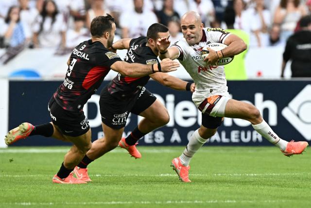 Bordeaux-Begles' French scrum-half Maxime Lucu (R) runs with the ball during the French Top 14 rugby union final match between the Stade Toulousain (Toulouse) and Union Bordeaux-Begles (UBB) at the Stade de France stadium in Saint-Denis, north of Paris, on June 28, 2025. (Photo by MARTIN BUREAU / AFP)