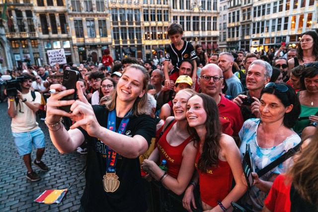 Belgium's Emma Meesseman (L) takes a selfie with supporters during celebrations on the Grand-Place square in Brussels on June 30, 2025, a day after Belgium team won the 2025 FIBA Women's EuroBasket. (Photo by Marius Burgelman / Belga / AFP) / Belgium OUT