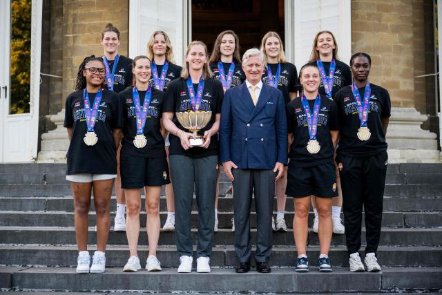 King Philippe of Belgium (C) poses with Belgium's basketball players at the Royal Castle in Laken, Brussels, on June 30, 2025, a day after Belgium team won the 2025 FIBA Women's EuroBasket. (Photo by JASPER JACOBS / Belga / AFP) / Belgium OUT