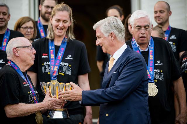 King Philippe of Belgium (C) poses with with the players and members of the Belgian women's basketball team at the Royal Castle in Laken, Brussels, on June 30, 2025, a day after Belgium won the 2025 FIBA Women's EuroBasket. (Photo by JASPER JACOBS / Belga / AFP) / Belgium OUT