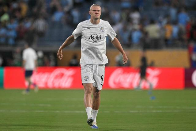 Manchester City's Norwegian striker #09 Erling Haaland exercises during the warmup ahead of the FIFA Club World Cup 2025 round of 16 football match between England's Manchester City and Saudi's Al-Hilal at the Camping World stadium in Orlando on June 30, 2025. (Photo by PATRICIA DE MELO MOREIRA / AFP)