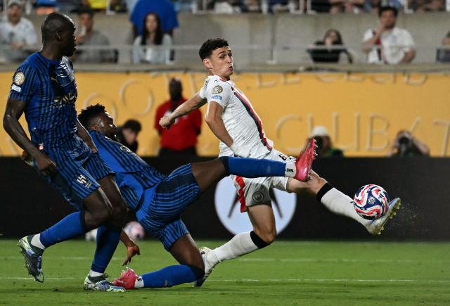 Manchester City's English midfielder #47 Phil Foden (R) scores his team's equilising goal during the FIFA Club World Cup 2025 round of 16 football match between England's Manchester City and Saudi's Al-Hilal at the Camping World stadium in Orlando on June 30, 2025. (Photo by Chandan Khanna / AFP)