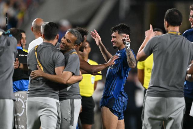 Al Hilal's Brazilian forward #11 Marcos Leonardo (C) celebrates with teammates after winning the FIFA Club World Cup 2025 round of 16 football match between England's Manchester City and Saudi's Al-Hilal at the Camping World stadium in Orlando on June 30, 2025. (Photo by PATRICIA DE MELO MOREIRA / AFP)