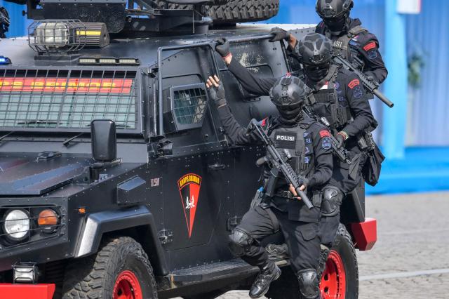 Indonesian police anti-terror unit demonstrates their crime-handling skills during the 79th anniversary celebration of the Indonesian National Police held at the National Monument (known as Monas) in Jakarta on July 1, 2025. (Photo by BAY ISMOYO / AFP)
