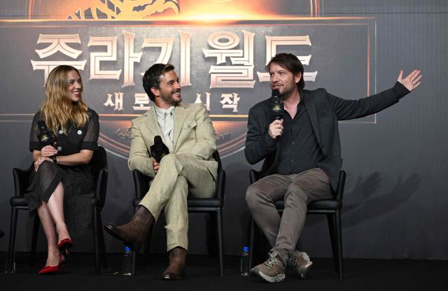(L-R) American actress and singer Scarlett Johansson, English actor Jonathan Bailey and British filmmaker Gareth Edwards attend a press conference to promote the film "Jurassic World: Rebirth" in Seoul on July 1, 2025. (Photo by Jung Yeon-je / AFP)