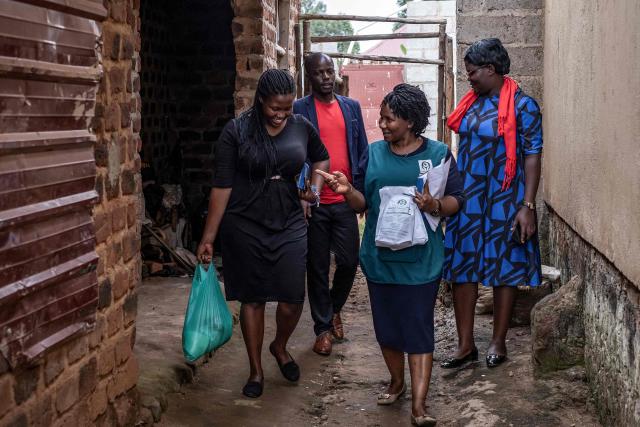 Jane Mwesige (2nd R), a nurse at Hospice Africa Uganda (HAU), speaks with fellow nurses and healthcare professionals while carrying morphine and other medicines on their way to a home visit in Nabbingo, on June 26, 2025. Hospice Africa Uganda (HAU), founded in 1993 by Dr Anne Merriman, brought holistic end-of-life care to Uganda at a time when it was offered in only three African countries.
By the time Merriman died in May 2025, aged 90, she had treated more than 40,000 patients in Uganda and her model had spread to 37 African countries. (Photo by Badru Katumba / AFP)