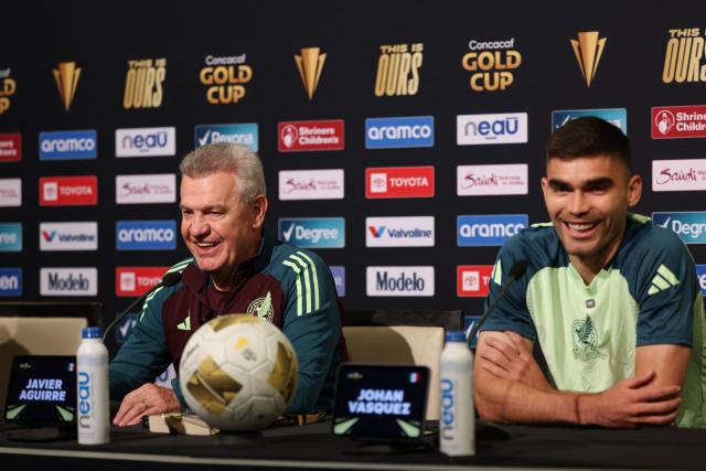 Mexico's coach Javier Aguirre (L) and Mexico's defender Johan Vasquez smile during a press conference ahead of the CONCACAF Gold Cup semifinal soccer match between Mexico and Honduras at Levi’s Stadium in Santa Clara, California on July 1, 2025. (Photo by Patrick T. Fallon / AFP)
