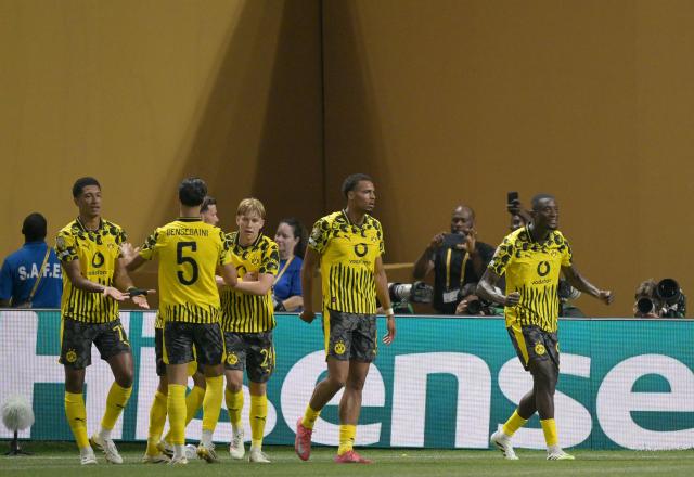 Borussia Dortmund's Guinean forward #09 Serhou Guirassy (R) celebrates with teammates after scoring his team's first goal during the FIFA Club World Cup 2025 round of 16 football match between Germany's Borussia Dortmund and Mexico's Monterrey at the Mercedes-Benz Stadium in Atlanta on July 1, 2025. (Photo by Juan MABROMATA / AFP)