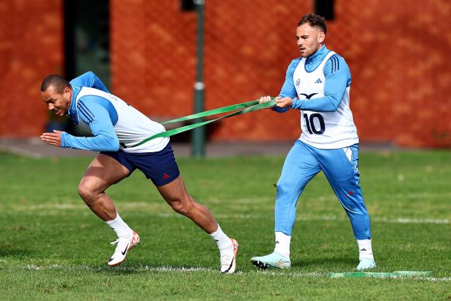 France’s captain Gael Fickou (L) and Joris Segonds take part in a training session in Auckland on July 2, 2025, ahead of their three-match international rugby series against New Zealand, with the first Test match to be played in Dunedin on July 5. (Photo by DAVID ROWLAND / AFP)
