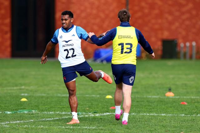 France’s Alivereti Duguivalu (L) and Leon Darricarrere take part in a training session in Auckland on July 2, 2025, ahead of their three-match international rugby series against New Zealand, with the first Test match to be played in Dunedin on July 5. (Photo by DAVID ROWLAND / AFP)