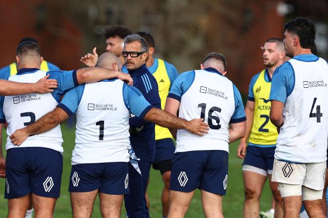 France's head coach Fabien Galthie (C) takes part in a training session in Auckland on July 2, 2025, ahead of their three-match international rugby series against New Zealand, with the first Test match to be played in Dunedin on July 5. (Photo by DAVID ROWLAND / AFP)