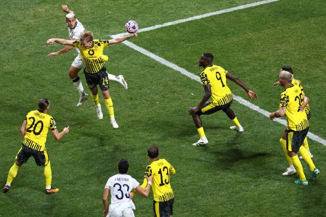 Monterrey's Mexican forward #07 German Berterame and Borussia Dortmund's Swedish defender #24 Daniel Svensson fight for the ball during the FIFA Club World Cup 2025 round of 16 football match between Germany's Borussia Dortmund and Mexico's Monterrey at the Mercedes-Benz Stadium in Atlanta on July 1, 2025. (Photo by Franck FIFE / AFP)