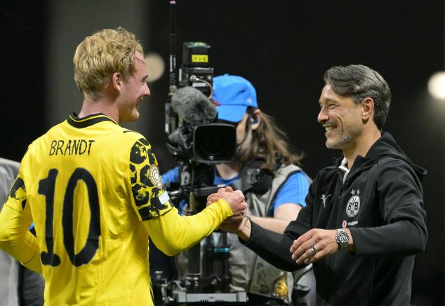 Borussia Dortmund's German midfielder #10 Julian Brandt shakes hands with his Croatian head coach Niko Kovac after winning the FIFA Club World Cup 2025 round of 16 football match between Germany's Borussia Dortmund and Mexico's Monterrey at the Mercedes-Benz Stadium in Atlanta on July 1, 2025. (Photo by JUAN MABROMATA / AFP)