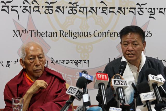 Samdhong Rinpoche (L), former prime minister of Tibet's government-in-exile addresses a press conference in McLeod Ganj, near Dharamsala on July 2, 2025. Exiled Tibetan spiritual leader the Dalai Lama said on July 2, that the 600-year-old institution will continue after his death, a decision that will have profound impact on his Buddhist followers. (Photo by Sanjay BAID / AFP)