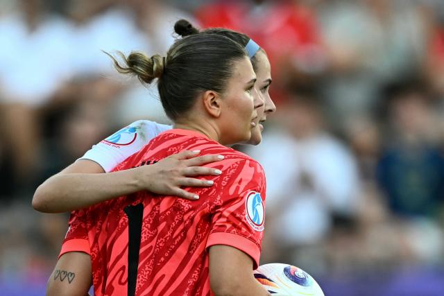 Finland's goalkeeper #01 Anna Koivunen and Finland's defender #06 Joanna Tynnila look at players during the UEFA Women's Euro 2025 Group A football match between Iceland and Finland at the Arena Thun stadium in Thun on July 2, 2025.  (Photo by Fabrice COFFRINI / AFP)