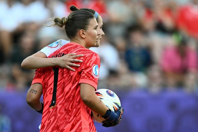 Finland's goalkeeper #01 Anna Koivunen and Finland's defender #06 Joanna Tynnila look at players during the UEFA Women's Euro 2025 Group A football match between Iceland and Finland at the Arena Thun stadium in Thun on July 2, 2025.  (Photo by Fabrice COFFRINI / AFP)
