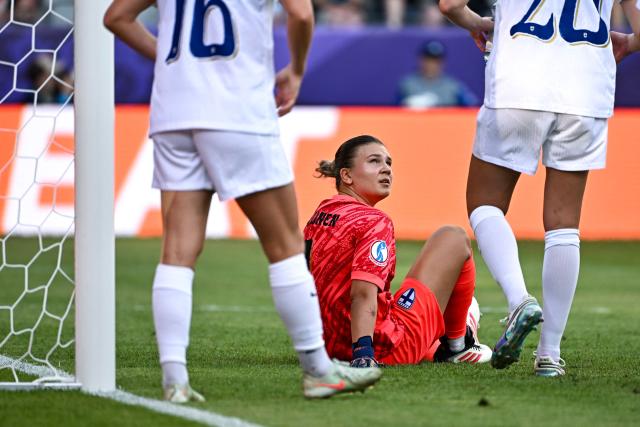 Finland's goalkeeper #01 Anna Koivunen (C) looks at teammates during the UEFA Women's Euro 2025 Group A football match between Iceland and Finland at the Arena Thun stadium in Thun on July 2, 2025. Finland won 1-0 over Iceland. (Photo by Fabrice COFFRINI / AFP)
