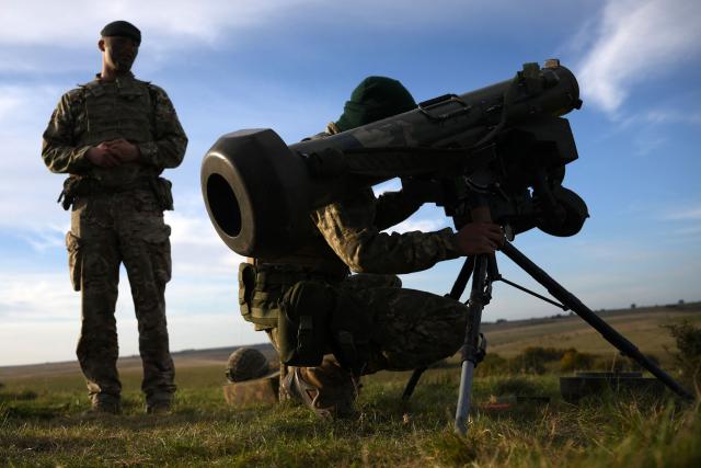 (FILES) An Ukrainian recruit holds a Javelin anti-tank weapon during a five-week combat training course with the UK armed forces near Durrington in southern England on October 11, 2022. Ukraine appealed to the United States for clarity on July 1, 2025, after it was caught off guard by a White House announcement that Washington was halting some arms shipments to the war-battered country. The White House had said that it was halting some key weapons shipments promised by the previous US administration, without elaborating. (Photo by Daniel LEAL / AFP)