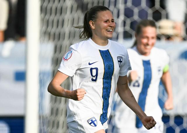 TOPSHOT - Finland's midfielder #09 Katariina Kosola (L) celebrates after she scored her team's first goal during the UEFA Women's Euro 2025 Group A football match between Iceland and Finland at the Arena Thun stadium in Thun on July 2, 2025.  (Photo by Fabrice COFFRINI / AFP)