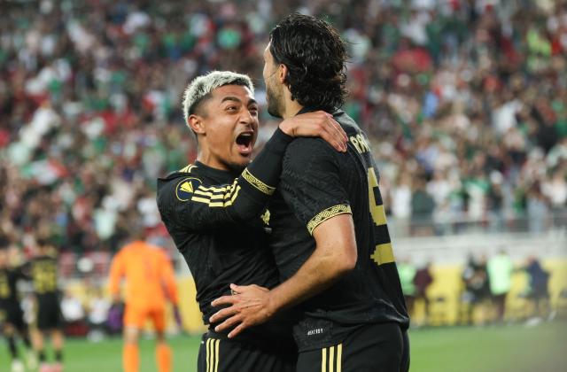 Mexico's forward #09 Raúl Jiménez celebrates with Mexico's defender #22 Julián Araujo after scoring his team's first goal during the CONCACAF gold cup semi-final football match between Mexico and Honduras at Levi's Stadium in Santa Clara, California on July 2, 2025. (Photo by Patrick T. Fallon / AFP)