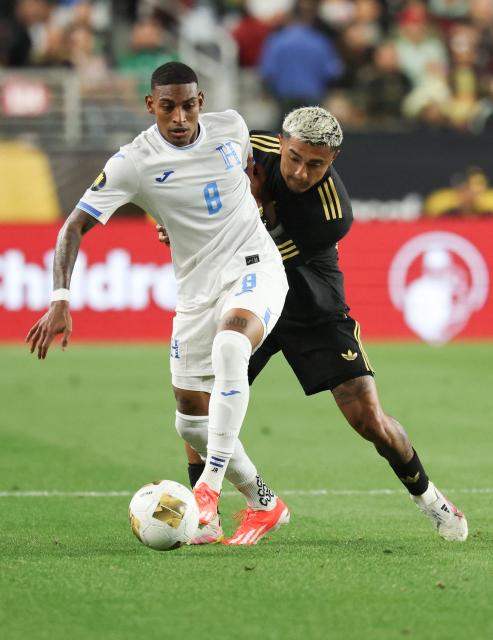 Honduras’ midfielder #08 Joseph Rosales and Mexico's defender #22 Juliбn Araujo vie for the ball during the CONCACAF gold cup semi-final football match between Mexico and Honduras at Levi's Stadium in Santa Clara, California on July 2, 2025. (Photo by Patrick T. Fallon / AFP)