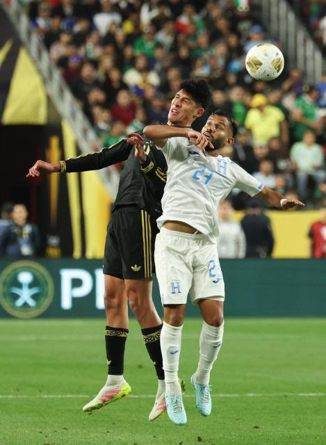 Mexico's midfielder #04 Edson Alvarez and Honduras’ midfielder #23 Jorge Бlvarez head the ball during the CONCACAF gold cup semi-final football match between Mexico and Honduras at Levi's Stadium in Santa Clara, California on July 2, 2025. (Photo by Patrick T. Fallon / AFP)