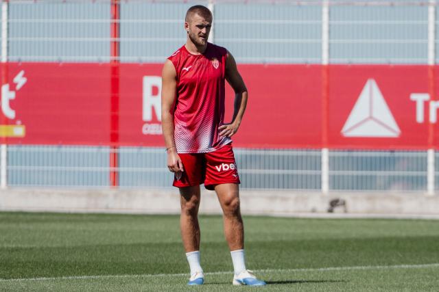 Monaco's new recruit, English player Eric Dier takes part in the first team training at the "Performance center" in La Turbie, near Monaco on July 3, 2025. (Photo by Frederic DIDES / AFP)