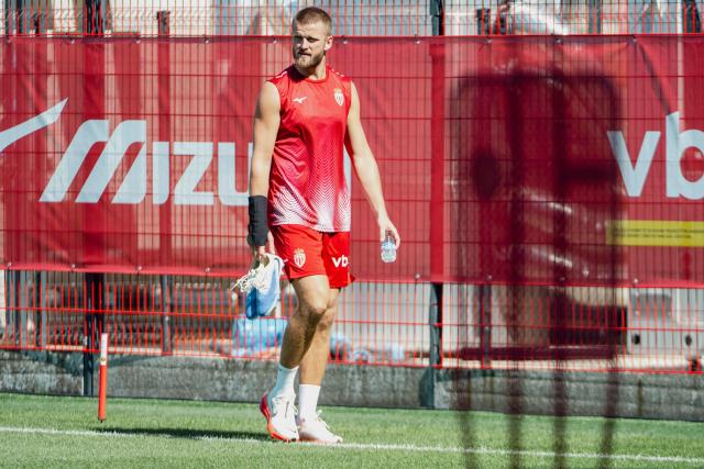 Monaco's new recruit, English player Eric Dier takes part in the first team training at the "Performance center" in La Turbie, near Monaco on July 3, 2025. (Photo by Frederic DIDES / AFP)