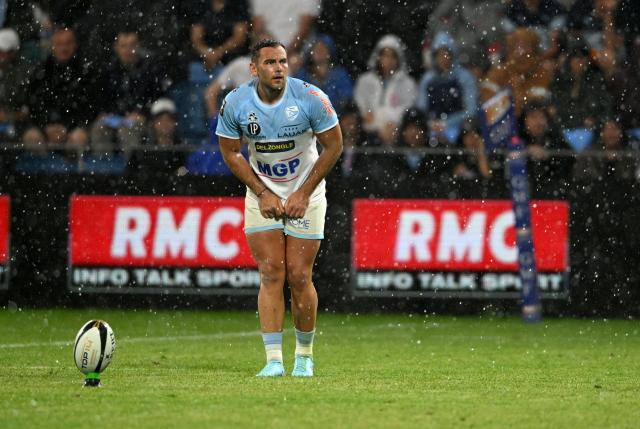 (FILES) Bayonne's French fly-half Joris Segonds prepares to kick a penalty during the French Top14 playoff rugby union match between Aviron Bayonnais (Bayonne) and ASM Clermont Auvergne at the Stade Jean Dauger in Bayonne, south-western France, on June 13, 2025. La Rochelle's scrum-half Nolann Le Garrec will be paired with Bayonne's fly-half Joris Segonds, who will earn his first cap with the French XV, on July 5, 2025 against New Zealand, head coach Fabien Galthié announced on July 3, 2025. (Photo by Gaizka IROZ / AFP)