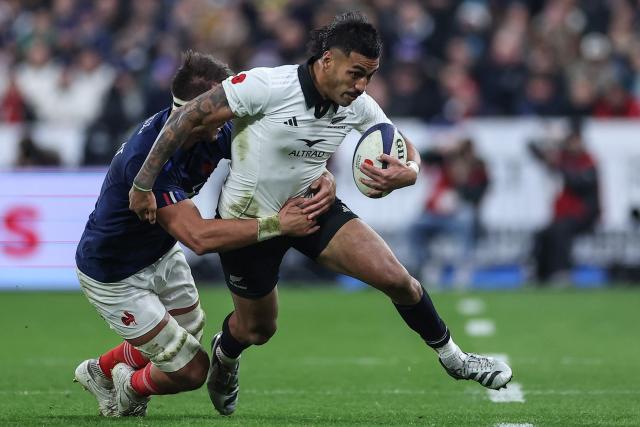 (FILES) New Zealand's centre Rieko Ioane (R) is tackled by France's flanker Alexandre Roumat (L) as he runs with the ball during the Autumn Nations Series international rugby union test match between France and New Zealand at the Stade de France in Saint-Denis, north of Paris, on November 16, 2024. The All Black with 81 caps, Rieko Ioane, who will start on the wing against France on July 5, 2025, assures that he is wary of the blue squad and the pride that can drive them in the face of criticism about their level, he said on July 3, 2025 in an interview with AFP. (Photo by FRANCK FIFE / AFP)