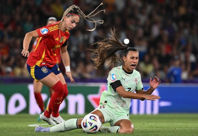 Spain's forward #10 Athenea del Castillo (L) fights for the ball with Portugal's defender #02 Catarina Amado during the UEFA Women's Euro 2025 Group B football match between Spain and Portugal at the Wankdorf stadium in Bern, on July 3, 2025. (Photo by SEBASTIEN BOZON / AFP)