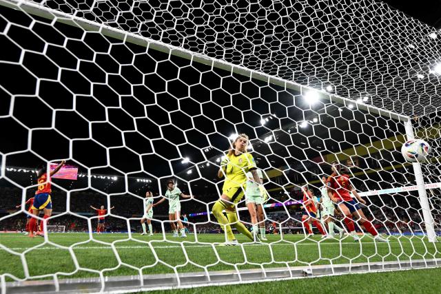 Spain's forward #16 Cristina Martin-Prieto (L) celebrates after she scored her team's fifth goal as Portugal's goalkeeper #01 Ines Pereira (C) looks on during the UEFA Women's Euro 2025 Group B football match between Spain and Portugal at the Wankdorf stadium in Bern, on July 3, 2025. (Photo by SEBASTIEN BOZON / AFP)
