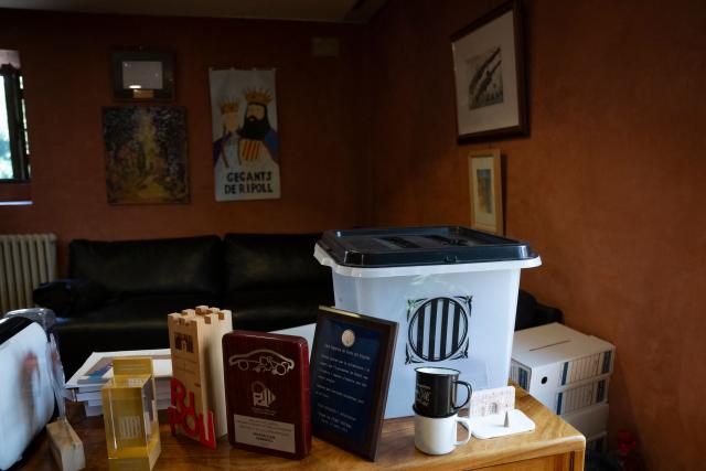 A picture taken on June 10, 2025 shows a ballot box used during the October 1, 2017 Catalan referendum at the town hall of Ripoll, north of Barcelona. Silvia Orriols, a 40-year-old former administrative worker, was virtually unknown beyond Ripoll when this quiet place of 10,700 inhabitants was thrust into the international spotlight in 2017, as it emerged that the perpetrators of the jihadist attacks that left 16 people dead in Barcelona and Cambrils, mostly young men of Moroccan descent, had grown up there. Six years later, Orriols secured 30.7% of the vote in the municipal elections with the newly founded ultranationalist and Islamophobic political party Alianca Catalana (Catalan Alliance), which won its first mayoralty after opposition parties failed to reach an agreement to block the far-right group. (Photo by Josep LAGO / AFP)