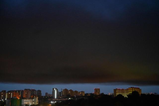 TOPSHOT - Smoke rises over Kyiv following mass Russian drones and missile strikes on the Ukraine's capital on July 4, 2025, amid the Russian invasion of Ukraine. (Photo by Sergei SUPINSKY / AFP)