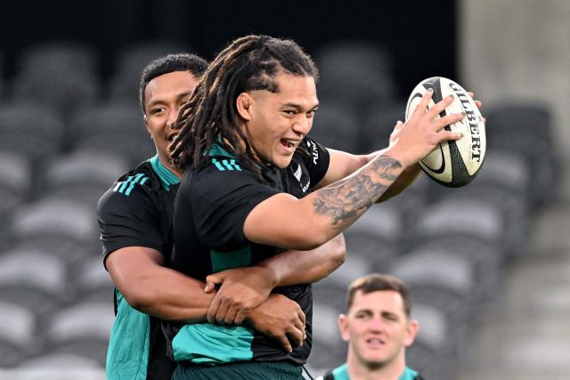 New Zealand's Tupou Vaa'i (R) and Samipeni Finau take part in the New Zealand captains' run at Forsyth Barr Stadium in Dunedin on July 4, 2025, ahead of their three-match international rugby series against France, with the first Test match to be played in Dunedin on July 5. (Photo by Sanka Vidanagama / AFP)