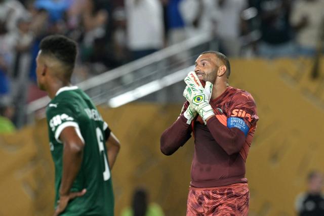 Palmeiras' Brazilian goalkeeper #21 Weverton reacts after conceding Chelsea's second goal during the FIFA Club World Cup 2025 quarterfinal football match between Brazil's Palmeiras and England's Chelsea at the Lincoln Financial Field Stadium in Philadelphia on July 4, 2025. (Photo by JUAN MABROMATA / AFP)